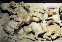 Alexander Makedonský s Bukephalem, detail z tzv. Alexandrova sarkofágu. Zdroj: Wikipedie